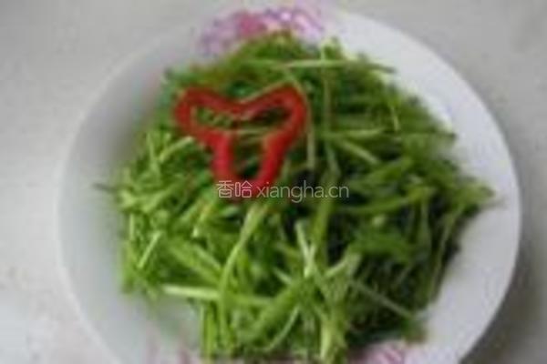 茼蒿杆儿腊肉丝的做法图解2