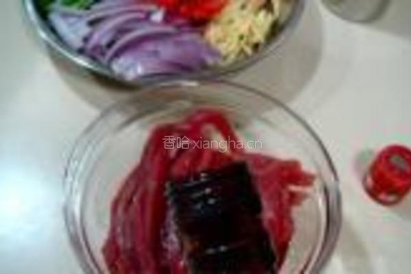杭椒炒牛肉的做法图解1