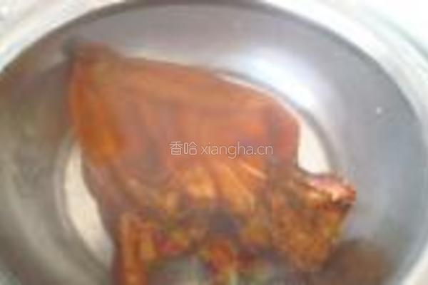 苦瓜炒腊猪耳朵的做法图解2