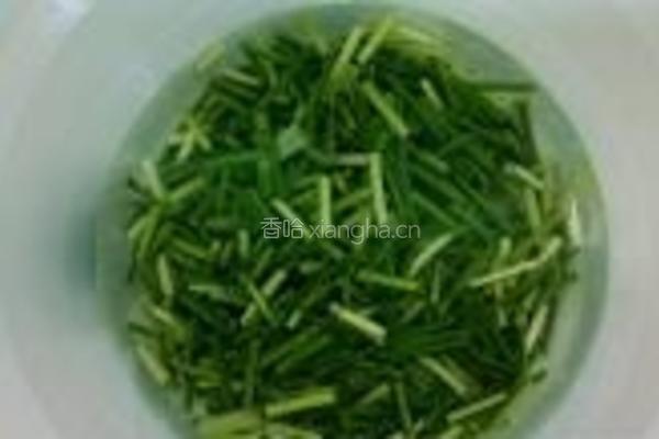 蒜苗炒咸肉片的做法图解2