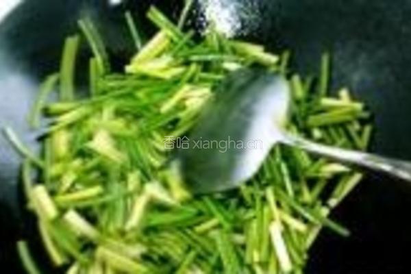 蒜苗炒咸肉片的做法图解3