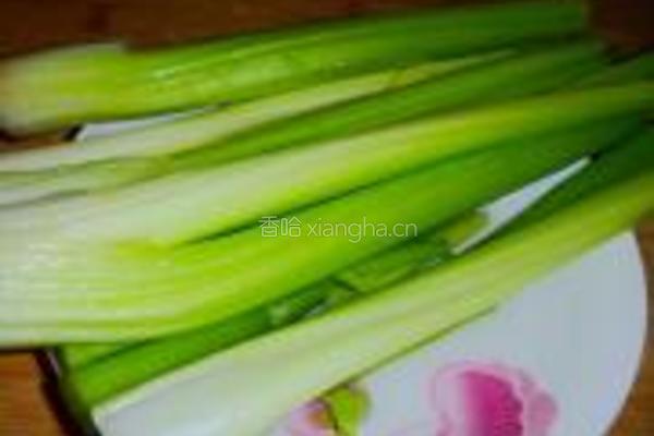 蚝油鲜虾炒芹菜的做法图解2
