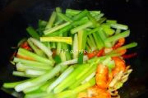 蚝油鲜虾炒芹菜的做法图解8