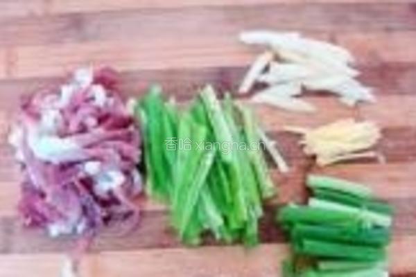 腊肉炒银鱼的做法图解3