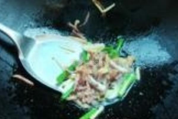 腊肉炒银鱼的做法图解5