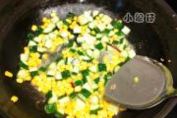 香辣黄瓜玉米虾仁的做法图解3