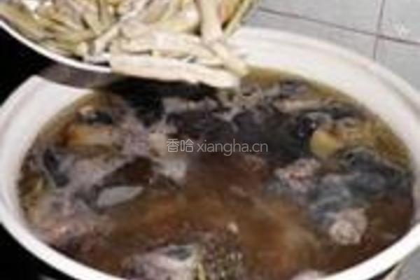 乌骨鸡银杏排骨汤的做法图解5