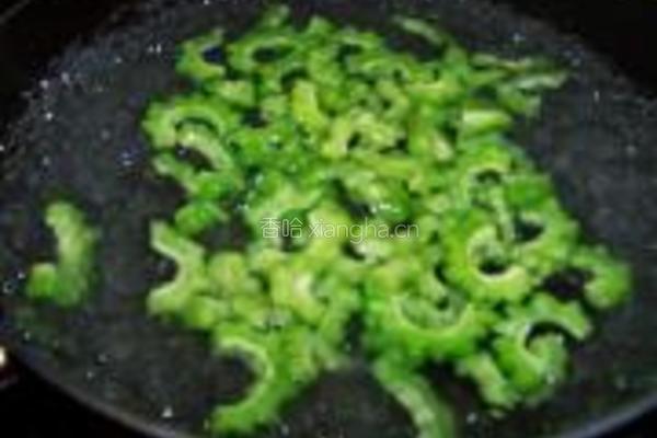 糖醋拌苦瓜的做法图解2