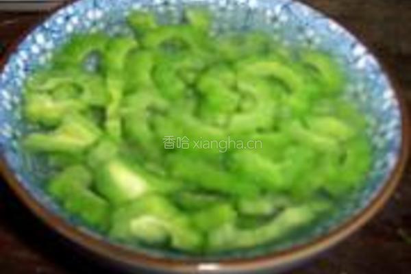 糖醋拌苦瓜的做法图解3
