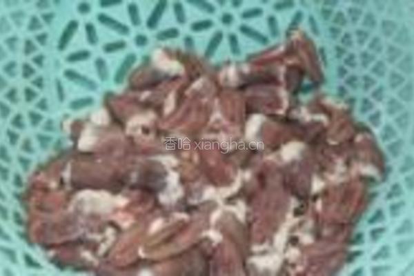 青椒炒鸡心的做法图解1