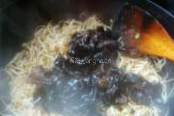 绿豆芽韭菜炒木耳的做法图解4