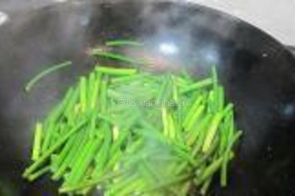 蒜苔炒椒盐小鱼干的做法图解6
