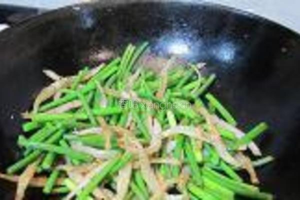 蒜苔炒椒盐小鱼干的做法图解8
