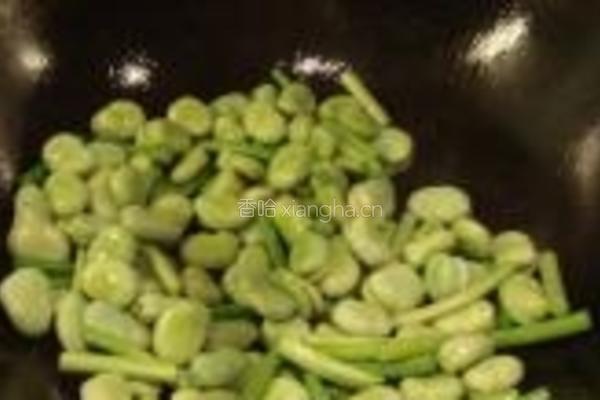 青蚕豆炒蒜苗的做法图解2