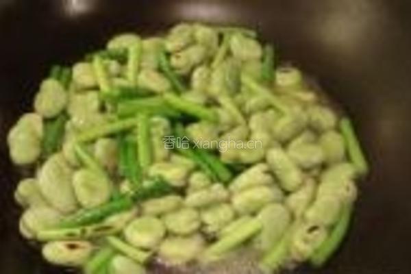 青蚕豆炒蒜苗的做法图解3