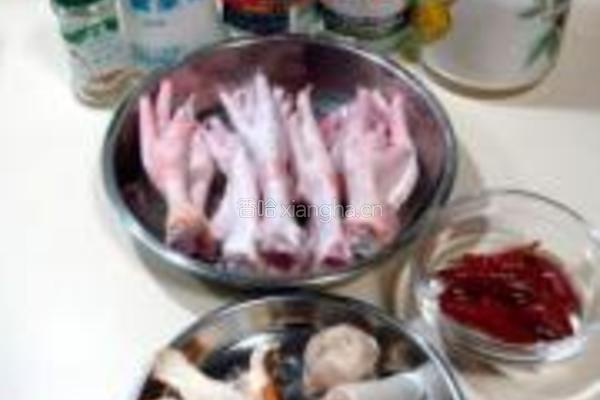泡椒凤爪的做法图解1