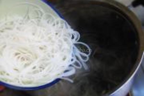 麻辣鸡汤米线的做法图解4