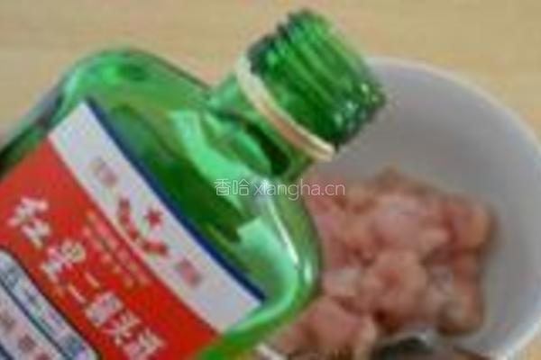 双椒桃仁鸡丁的做法图解3