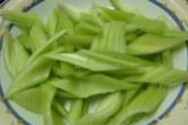 芹菜炒肉片的做法图解1