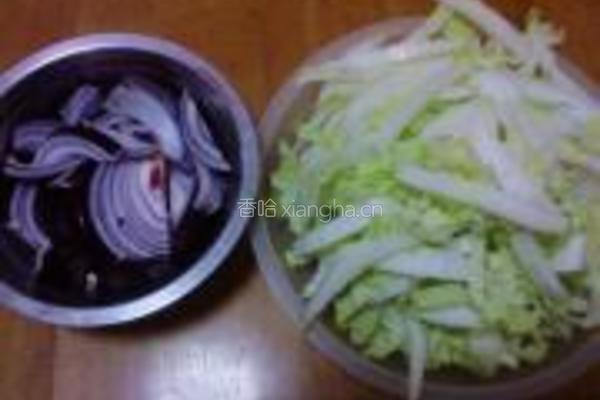 洋葱番茄炖白菜的做法图解1