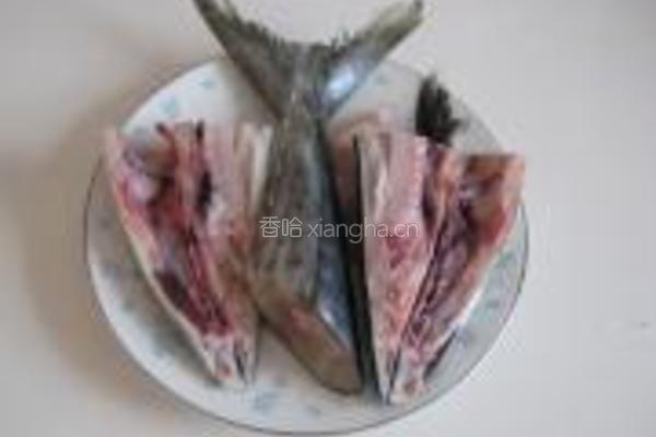 鲅鱼头炖豆腐的做法图解1