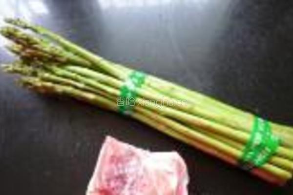 五花肉炒芦笋的做法图解1