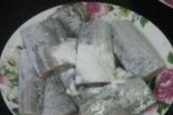 豆瓣酱烧带鱼的做法图解2