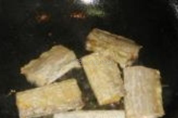 豆瓣酱烧带鱼的做法图解3