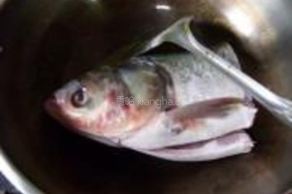 鱼头豆腐枸杞浓汤的做法图解2