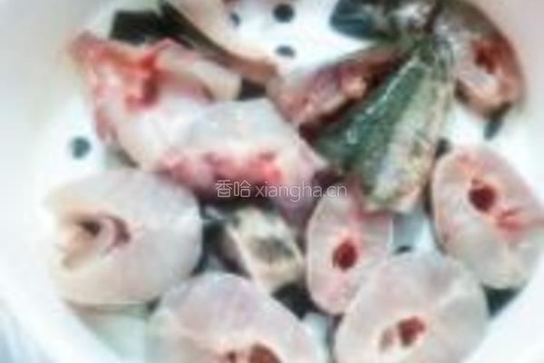 黑鱼萝卜汤的做法图解1
