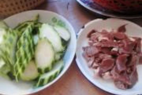 猪心炒丝瓜的做法图解1