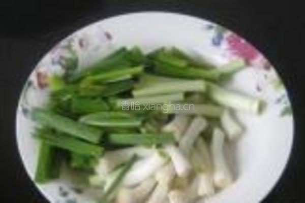青蒜烩带鱼的做法图解1