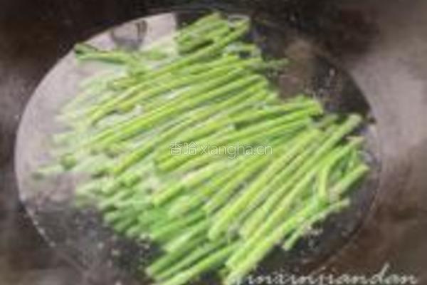 榄菜芝麻炒豆角的做法图解1