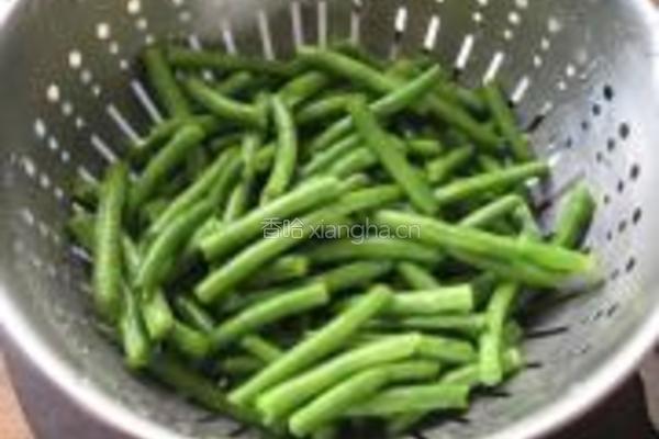 鸡肉炒四季豆的做法图解2
