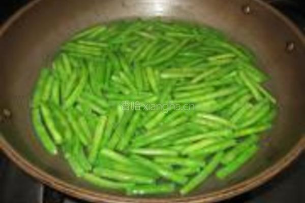 鸡肉炒四季豆的做法图解3