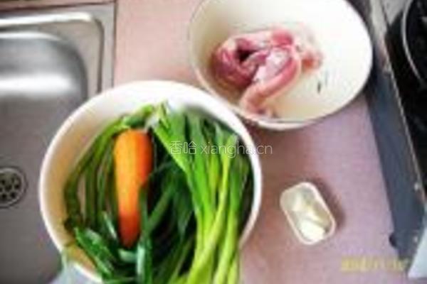 胡萝卜蒜苗回锅肉的做法图解1