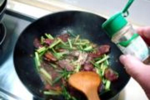 麻辣香肠炒蒜苗的做法图解5