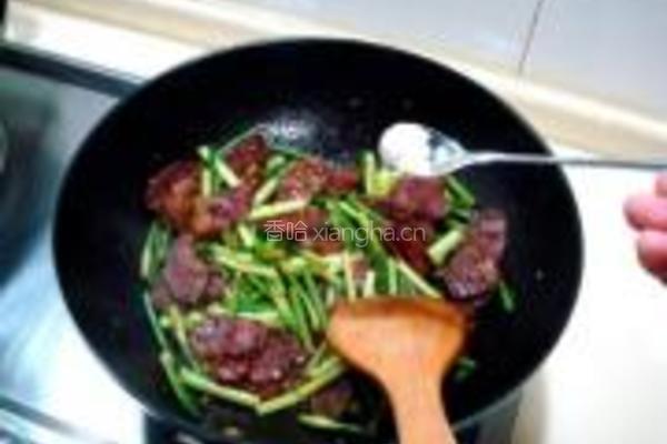 麻辣香肠炒蒜苗的做法图解6