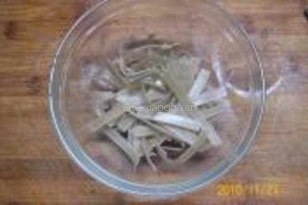 蒜皮粉条烧萝卜的做法图解3
