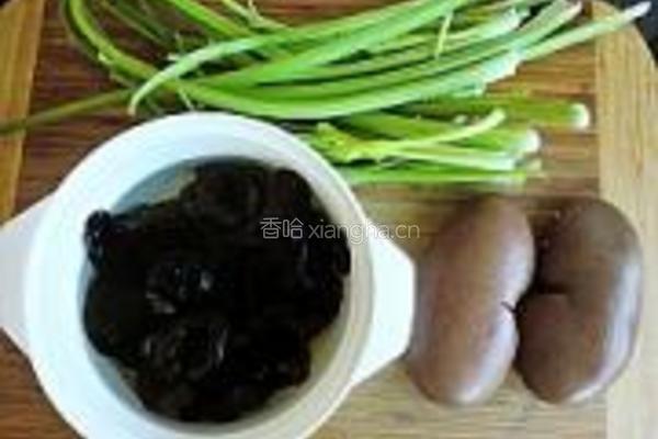 芹菜炒腰花的做法图解1