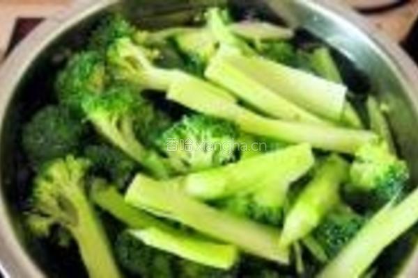 鲮鱼炒西兰花的做法图解1