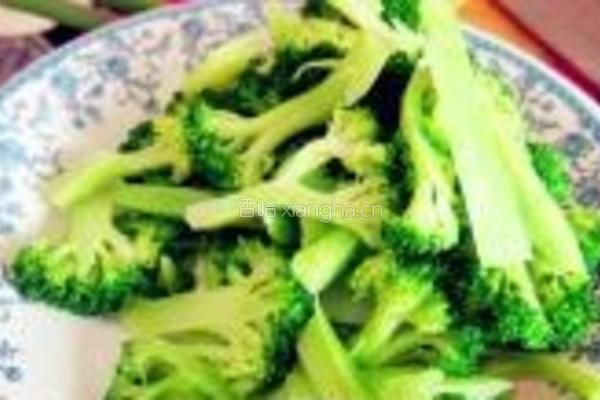 鲮鱼炒西兰花的做法图解2