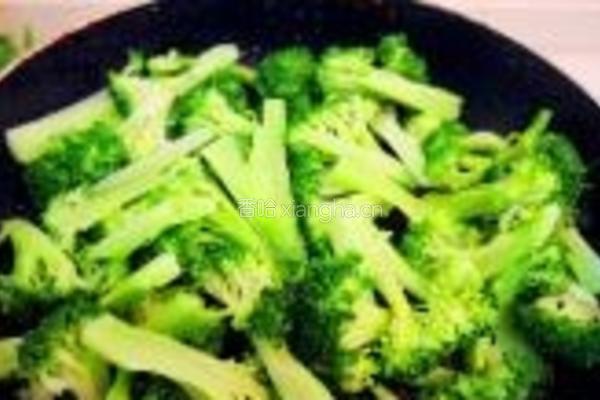 鲮鱼炒西兰花的做法图解5