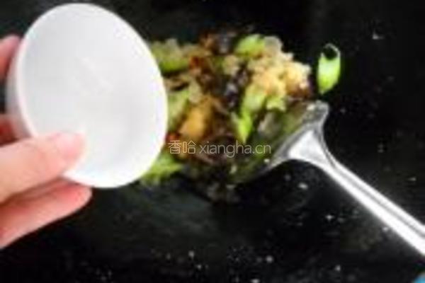 银耳西芹枸杞子的做法图解7