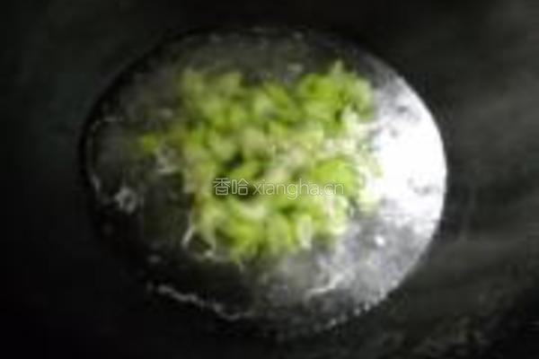 银耳西芹枸杞子的做法图解3