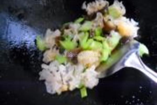 银耳西芹枸杞子的做法图解5