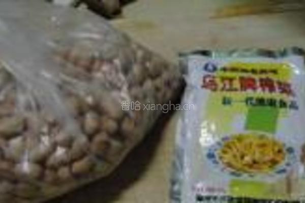 榨菜拌花生米的做法图解1