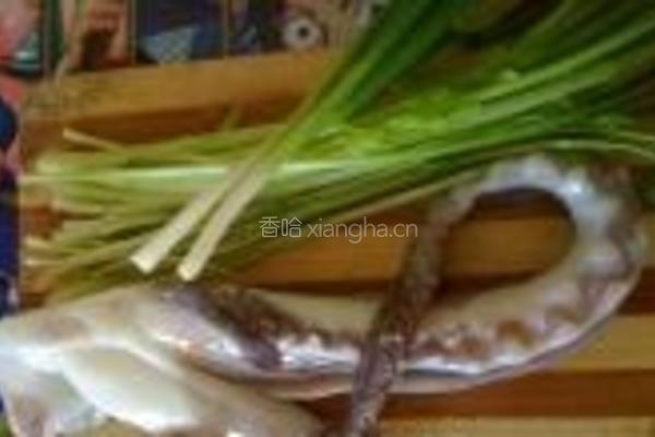 鱿鱼炒芹菜的做法图解1