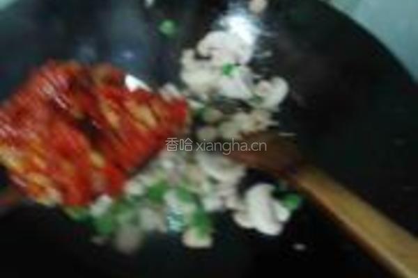 香肠口蘑菠菜面的做法图解4