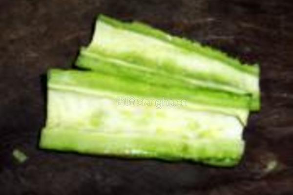 榨菜炒苦瓜的做法图解1